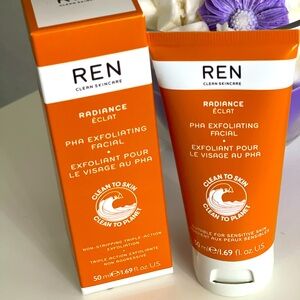REN Clean Skincare Radiance Eclat PHA Exfoliating Facial